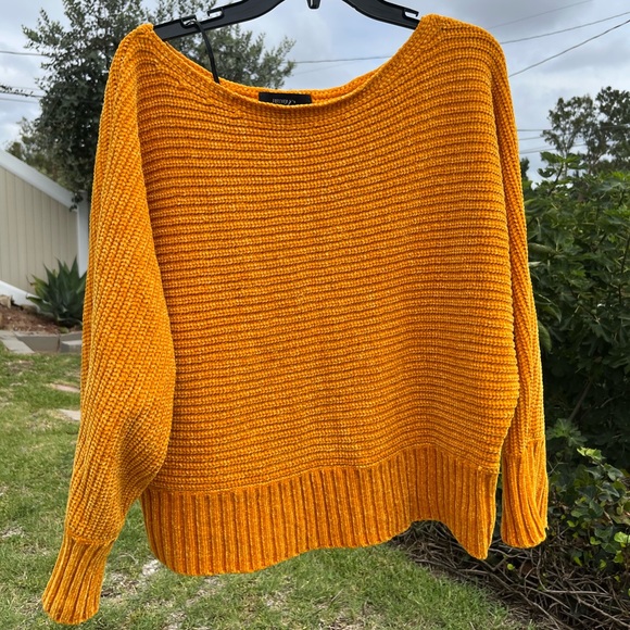 Forever 21 Sweaters - Forever 21 knitted top long sleeve gold color 2x